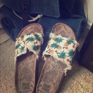 Muk Luks pineapple🍍😊slip on sandals size 7.5